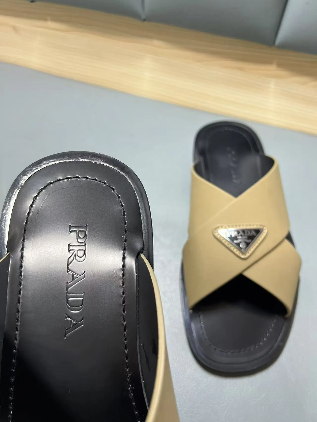 340💰PRADA Prada’s latest slippers are synchronized with the official website. This slipper is made of the brand’s unique and iconic Saffiano leather. The brand logo jumps out from the double straps, and the brand style is clearly visible. Cowhide gives men elegant charm and functional design, making it an ideal choice for vacation and leisure. Size:38-45